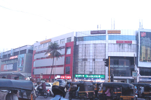 Bright and clean common area inside Lake City Mall, Thane